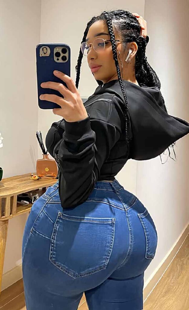 Curvy Moroccan girl in jeans